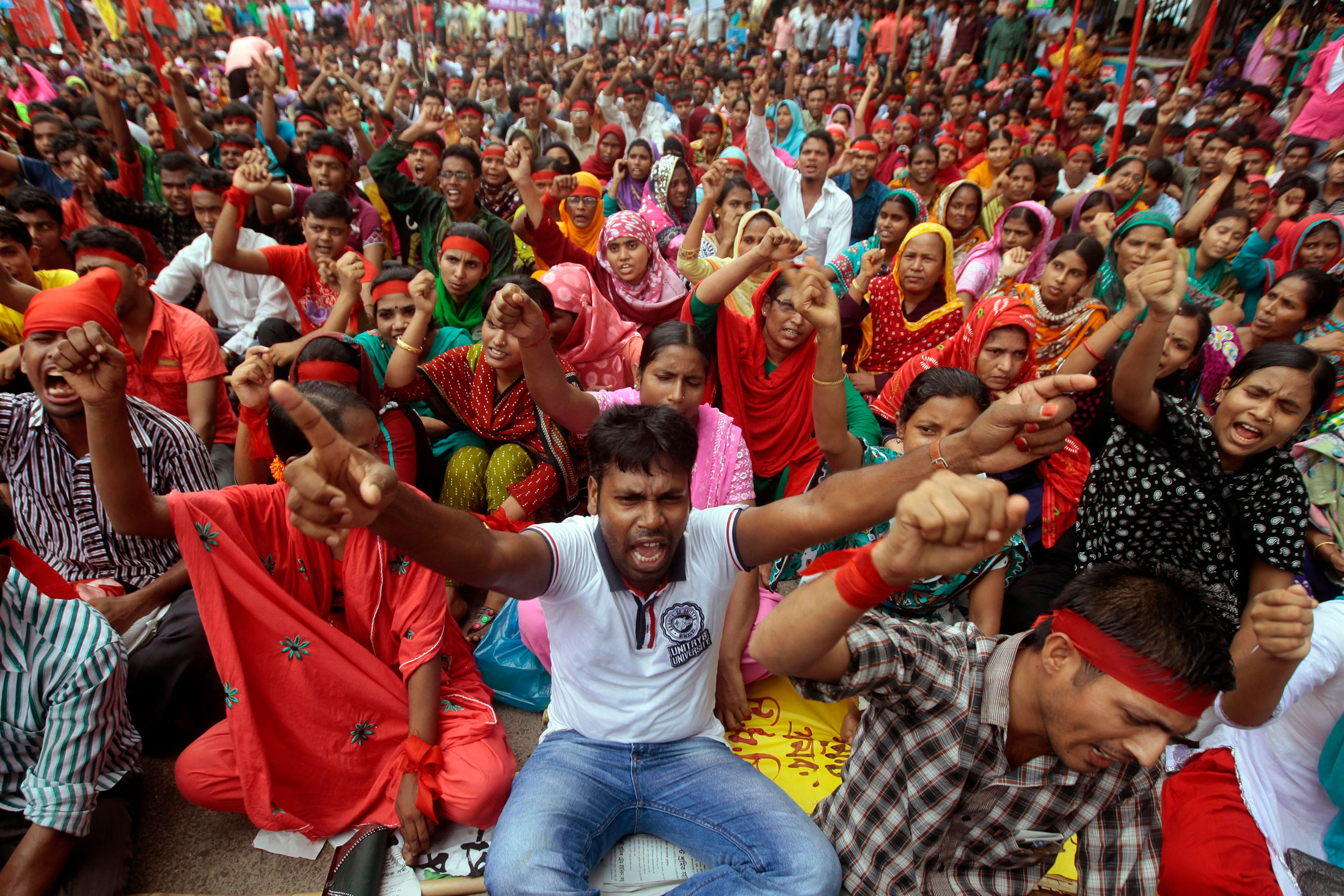 न्यूनतम आधारभूत तलबको माग गर्दै दशौँ हजार बङ्लादेशी श्रमिक आन्दोलनमा