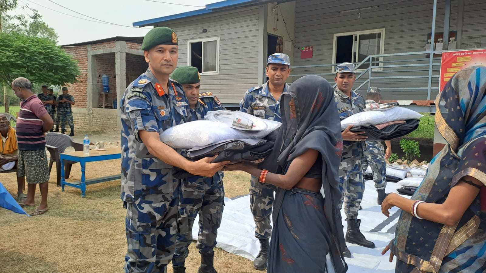 सर्लाहीका अग्नि पीडितलाई सशस्त्र प्रहरीको राहत वितरण