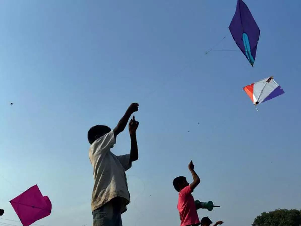 दीपावलीमा चङ्गा उडाउने सपना साँच्दै डोम बालबालिका