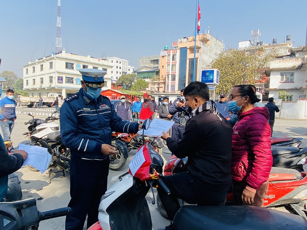 ट्राफिक महाशाखाको सफलताः महिना दिनमै २३ वटा चोरीका मोटरसाइकल सवारी धनीलाई हस्तान्तरण