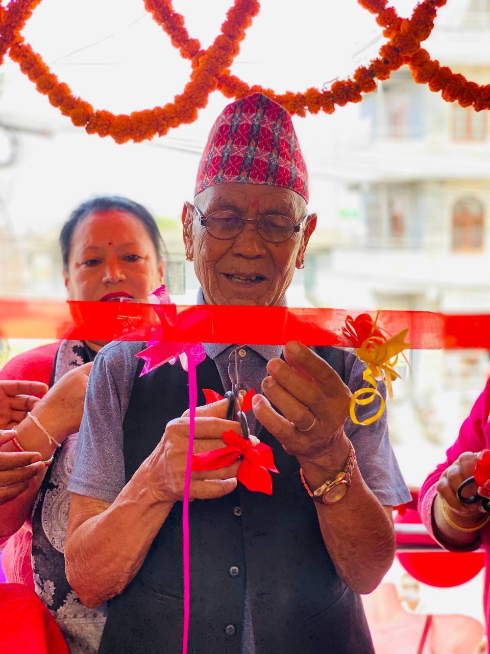 ८४ वर्षीय जेष्ठ नागरिकद्वारा ललितपुरमा चिया गफ पसल र भित्री वस्त्र पसलको उद्घाटन