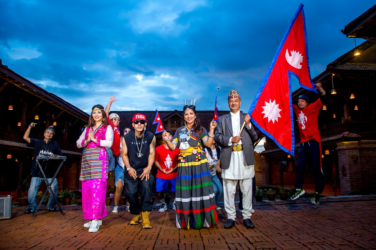 विश्वको सबैभन्दा अग्लो हिमाल सगरमाथामा “चन्द्र सूर्य एल्बम” विमोचन