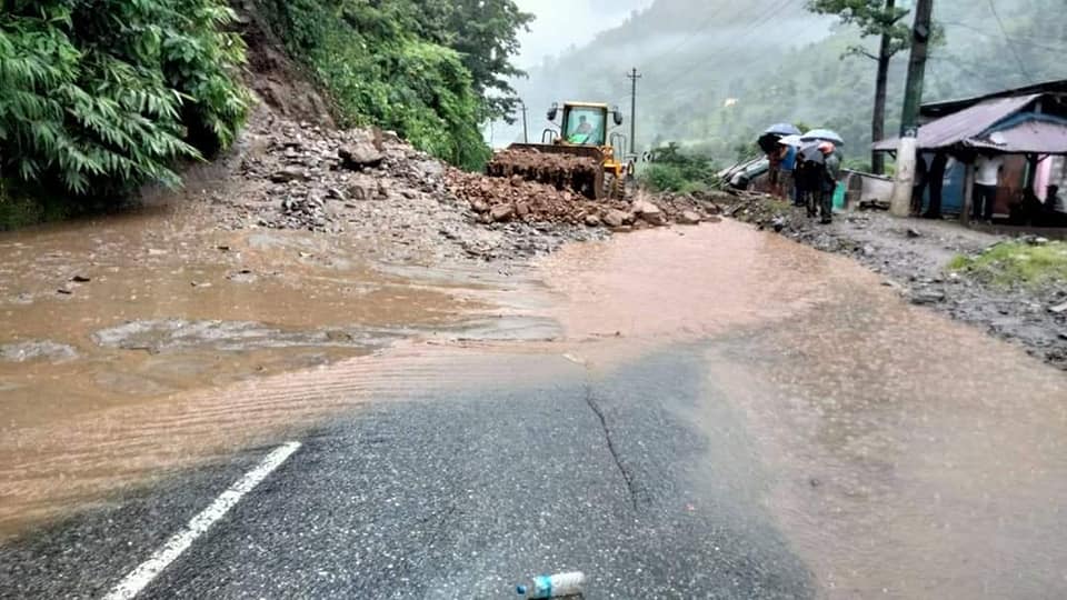 घोप्टेभिरमा पहिरो, पृथ्वीराजमार्ग अवरुद्ध