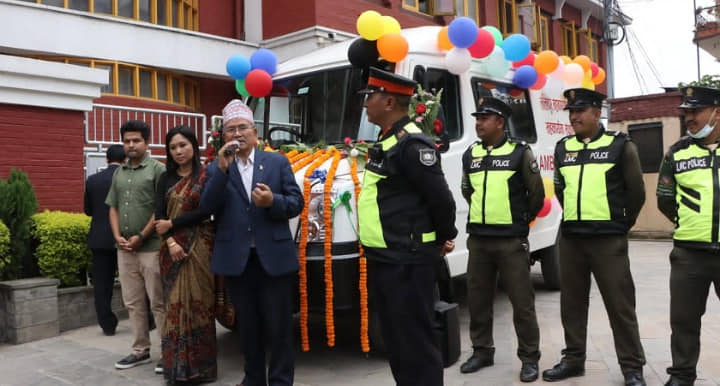 सडकका घाइते जनावरलाई अस्पताल लैजान ललितपुर महानगरको एम्बुलेन्स सेवा सुरु