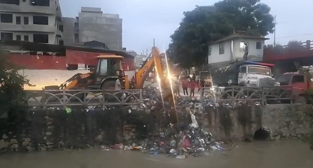 धोबीखोलामा फोहोर फाल्नेलाई मेयर शाहले तिराए २५ हजार रुपैयाँ जरिवाना