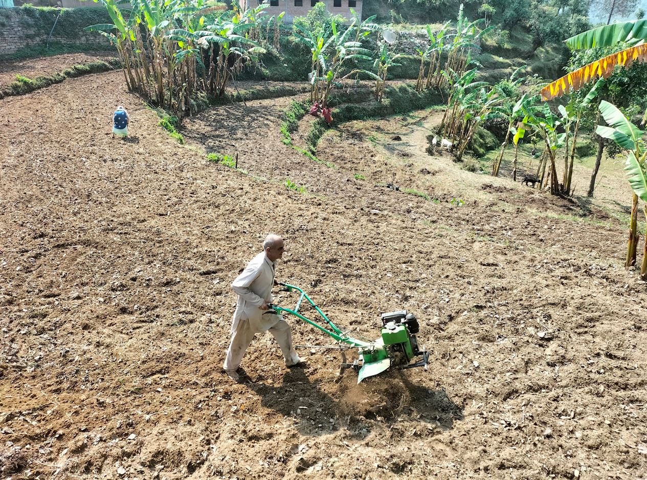 ट्रयाक्टरको सहयताले खेत जोत्दै किसान