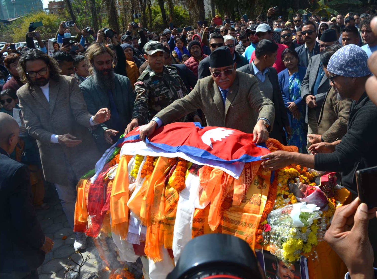 आचार्यको पार्थिव शरीरमा राष्ट्रिय झण्डा ओढाएर श्रद्धाञ्जली अर्पण गर्दै प्रम दाहाल (फोटोफिचर)