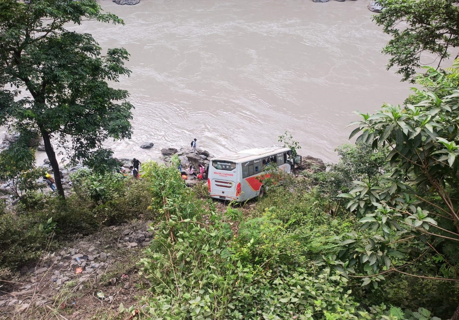 पृथ्वीराजमार्गमा दुईवटा सवारीसाधन एकापसमा ठोक्किँदा २० जना घाइते, पाँचजना गम्भीर