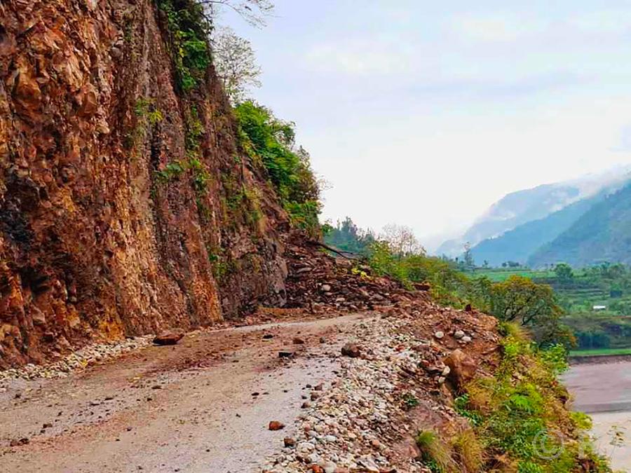 ओखलढुङ्गामा पहिरोमा पुरिएर एकजनाको मृत्यु, दुई घाइते