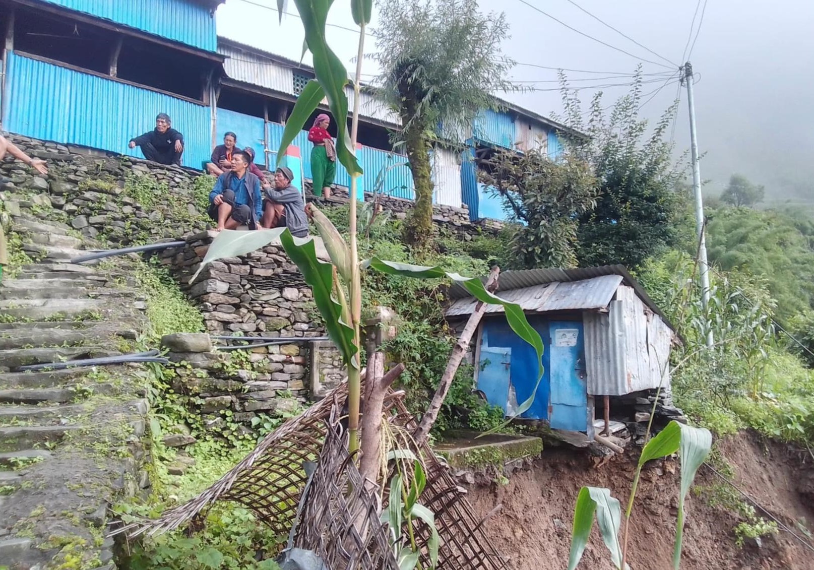 धादिङको किचेतमा पहिरोले गाउँ नै जोखिममा, स्थानीय त्रसित