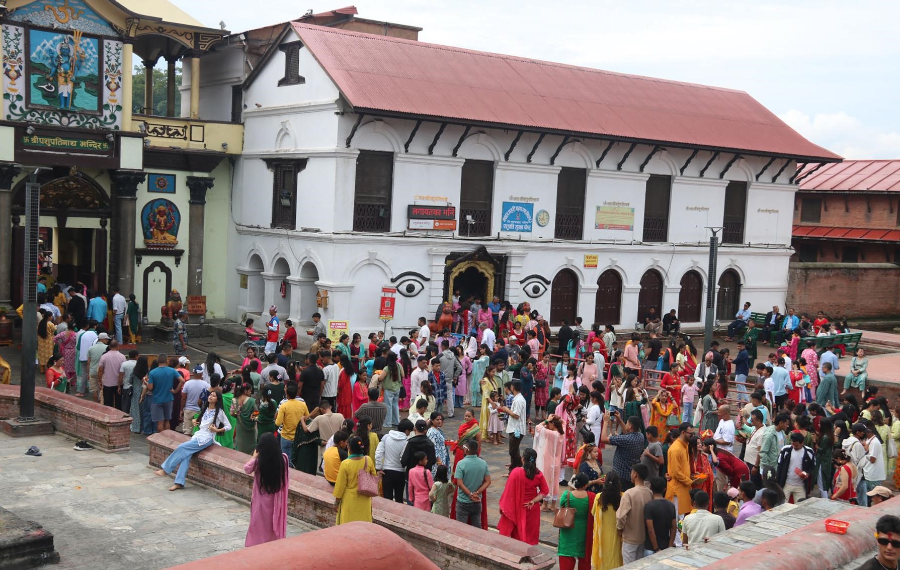 पशुपतिनाथमा भक्तजनको बिहानैदेखि घुइँचो