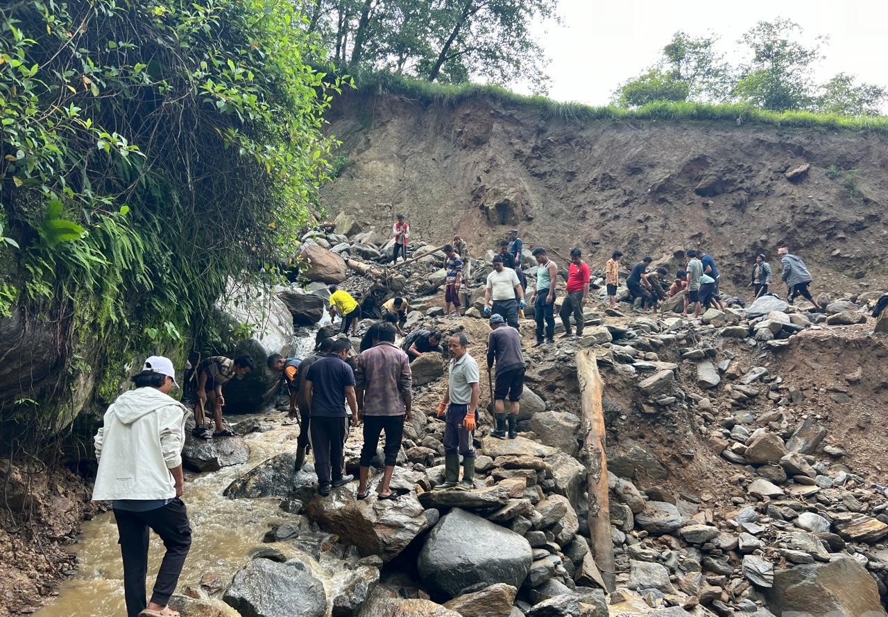 श्रमदान गरेर अवरुद्ध सडक सञ्चालन