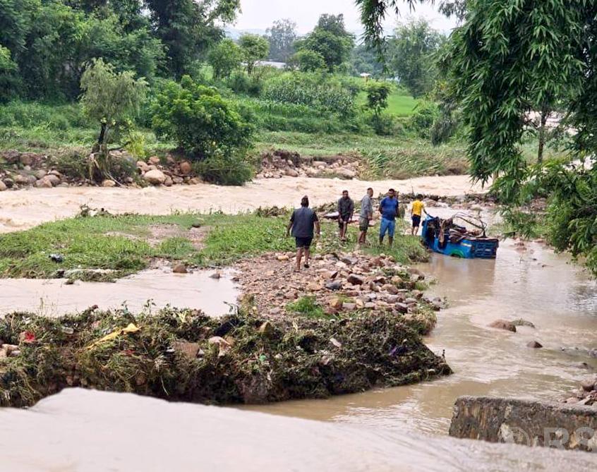 बाढीले अटोरिक्सा बगाउँदा दुईजना बेपत्ता, चालकको उद्धार