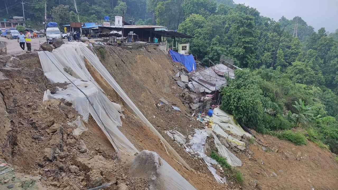 दाउन्नेमा सडक भासिएपछि यातायात सञ्चालनमा रोक