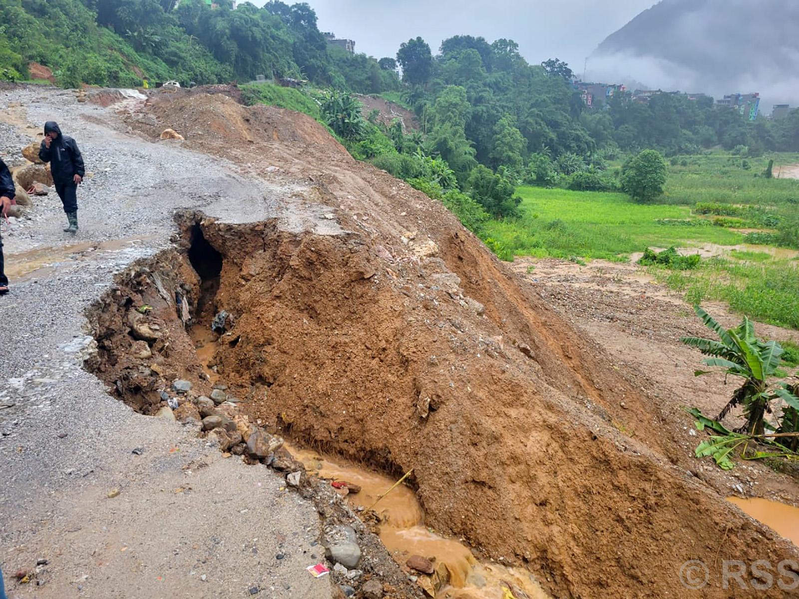 पहिरोले पृथ्वीराजमार्ग अवरुद्ध