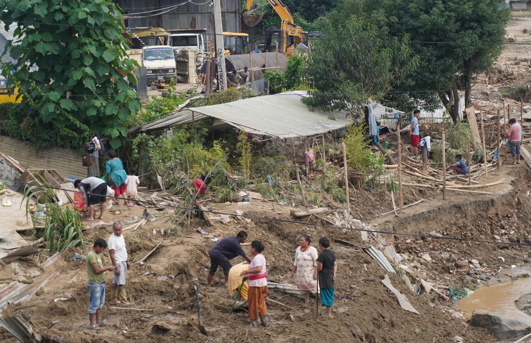 बचेखुचेको सामान व्यवस्थापनमा जुट्दै ललितपुरका बाढीपीडित