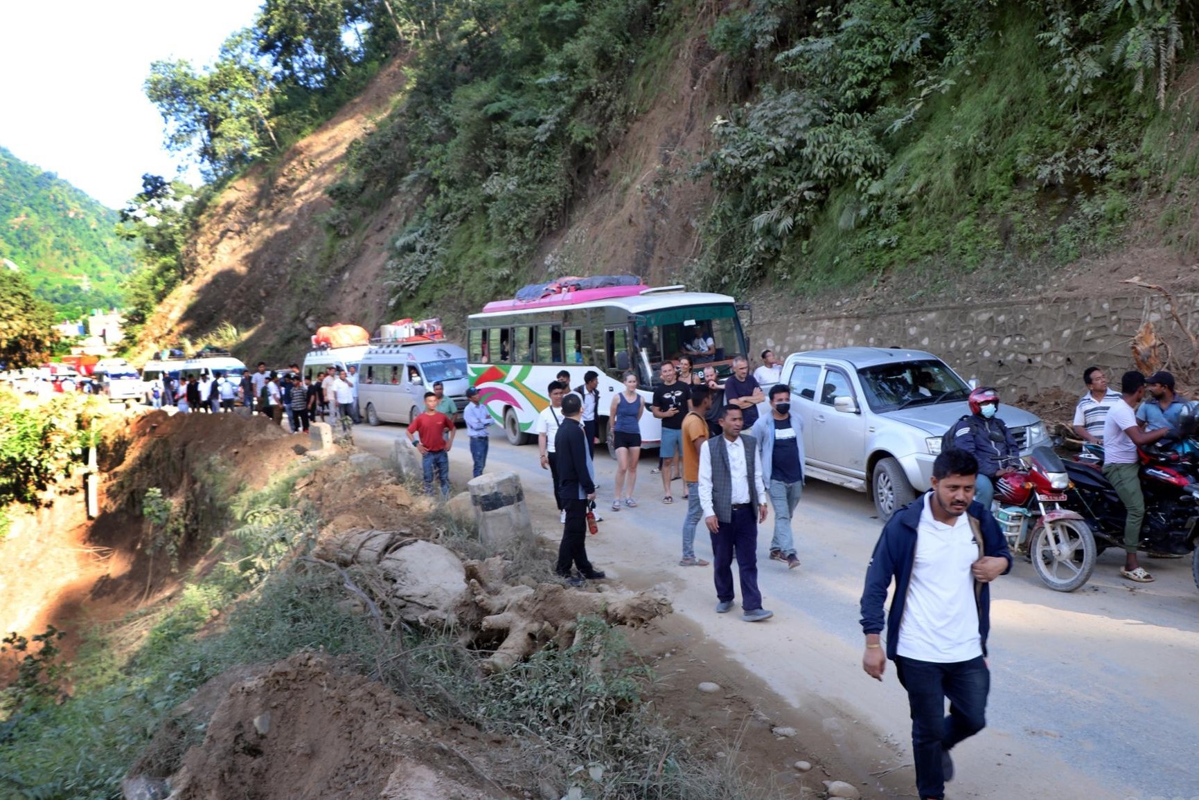 राजमार्गमा दृष्य एक, पीडा अनेक