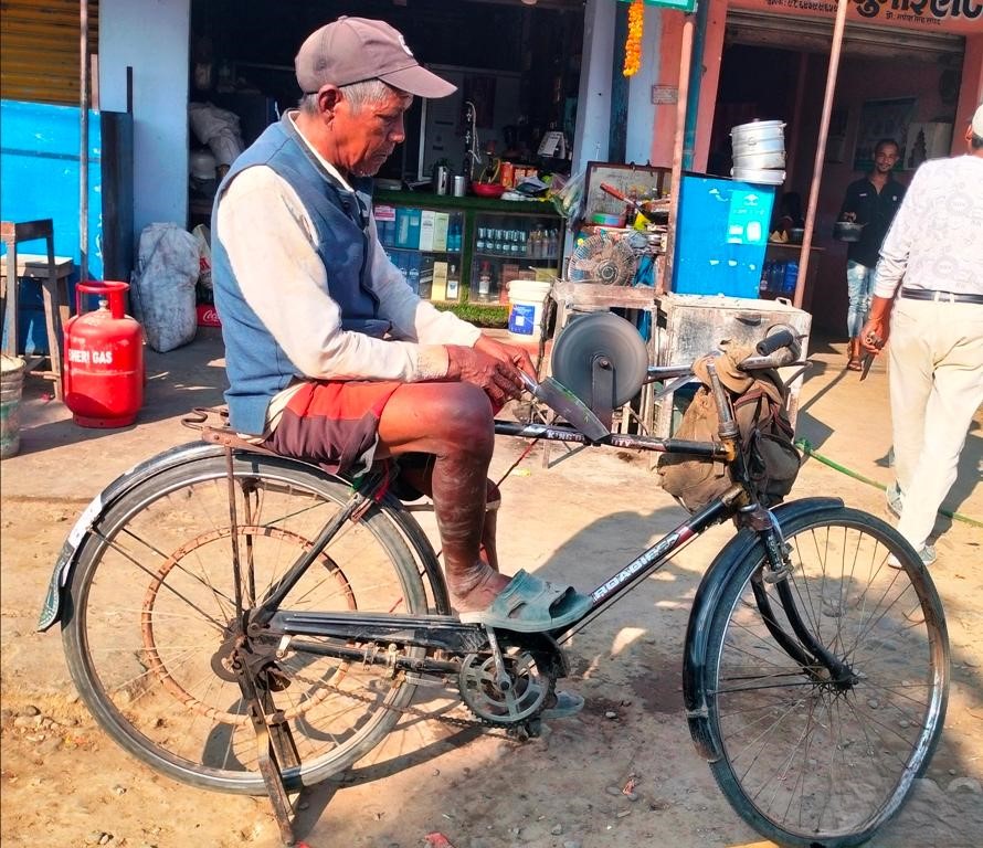 हतियारमा ‘धार’ लगाएर जीविकोपार्जन गरिरहेका ७० वर्षीय मुखिया