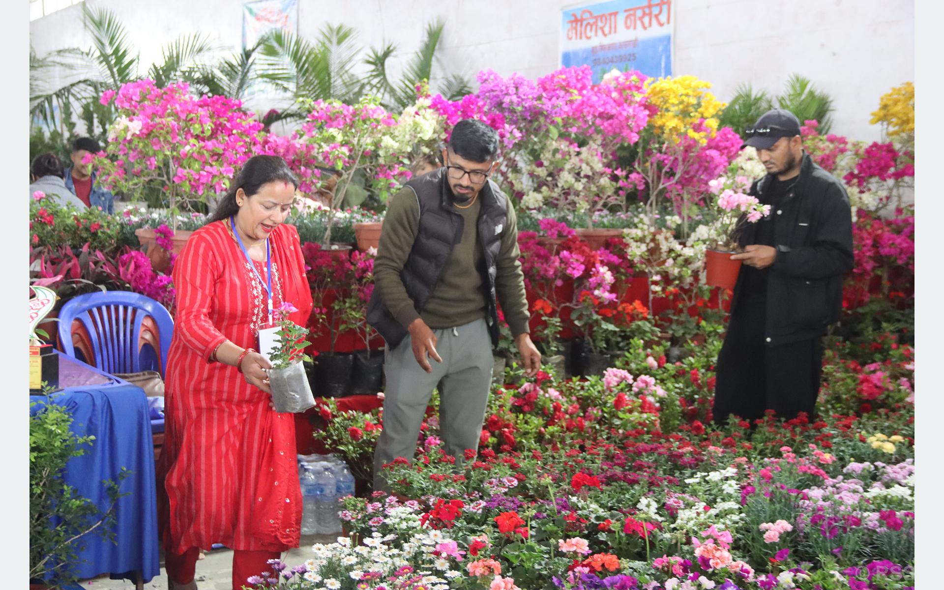 फूल मेलामा रमाइरहेका ‘फूलप्रेमी’