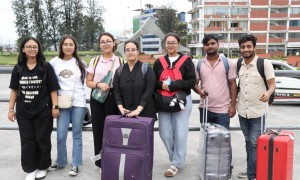 बङ्गलादेशबाट काठमाडौँ फर्किए नेपाली विद्यार्थी