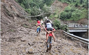 बाढी तथा पहिरोले मध्यपहाडी लोकमार्ग अवरुद्ध, दिक्तेल बजारमा लाखौँको क्षति