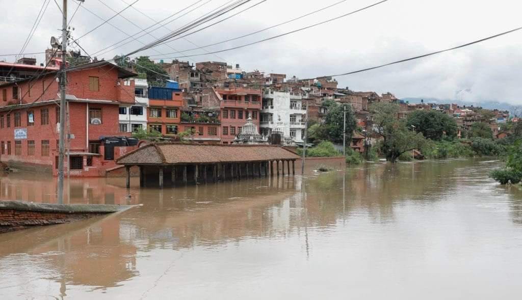 भारी वर्षाले भक्तपुरका विभिन्न क्षेत्रहरु डुबानमा, चाँगुनारायणमा एउटा घर भत्कियो