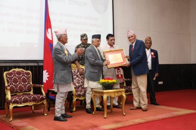 राष्ट्रपति पौडेलद्धारा युगकवि सिद्धिचरण पुरस्कार आचार्यलाई प्रदान