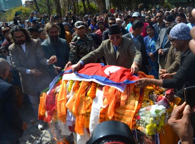 आचार्यको पार्थिव शरीरमा राष्ट्रिय झण्डा ओढाएर श्रद्धाञ्जली अर्पण गर्दै प्रम दाहाल (फोटोफिचर)