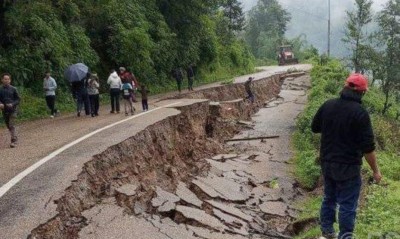 अविरल वर्षाले भोजपुरमा सडक भासियो