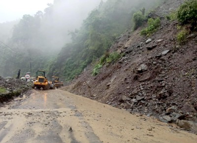 सडकको अवस्था बुझेर मात्रै यात्रा गर्न प्रहरीको अनुरोध