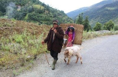 बागलुङको लेकमा उत्पादित कपडा विदेश निर्यात