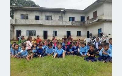 सहाराविहीन विद्यार्थी पढाइरहेका प्रअ भन्नुहुन्छ, ‘बोर्ड पनि फेर्न सकिएन’