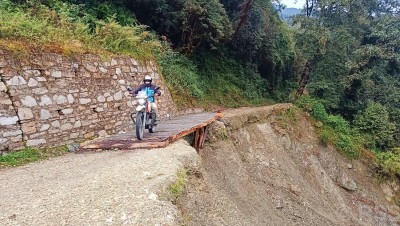 सडक अवरुद्ध हुँदा घुम्न आउने पर्यटक र स्थानीयबासीलाई आवत जावतमा समस्या