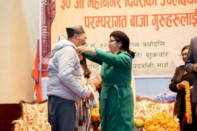 काठमाडौं महानगरद्धारा छत्तिसजना परम्परागत बाजा गुरूहरूलाई नगदसहित सम्मान