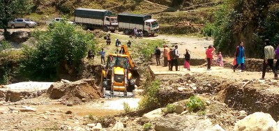 ह्यमुपाइप बगाउँदा सडक अवरुद्ध