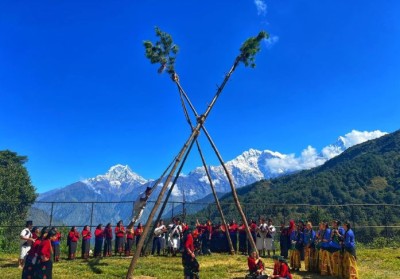 लिङ्गेपिङ र पृष्ठभूमिको हिमाल