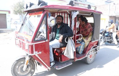 कृत्रिम खुट्टाको सहारामा अटोरिक्सा चलाएर  मासिक रु ६० हजारसम्म आम्दानी गर्दै राजेन्द्र