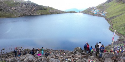 जनैपूर्णिमाको अवसरमा तीर्थयात्रीको उपचारका लागि विशेषज्ञ डाक्टरको समूह गोसाइँकुण्डमा