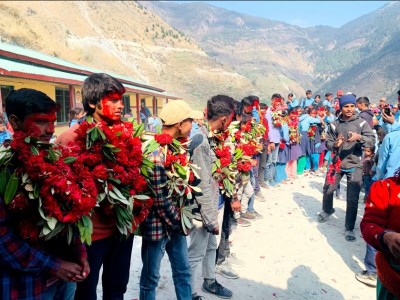 परीक्षार्थीलाई लालीगुराँसको माला लगाएर बिदाई गर्दै