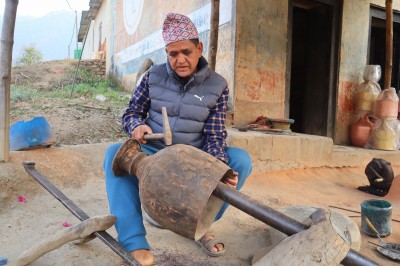 तामाका भाँडा बनाउँदै प्युठान कालिगड