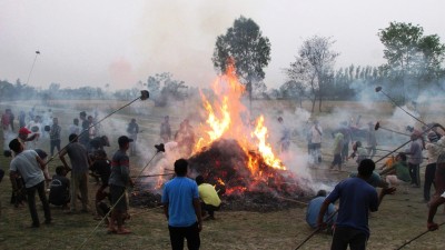 घरमा आगो  भित्राउन गुइठा जलाउदै