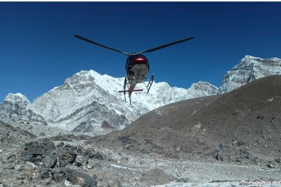 सगरमाथा क्षेत्रबाट पर्यटक उद्धार गर्दै हेलिकप्टर