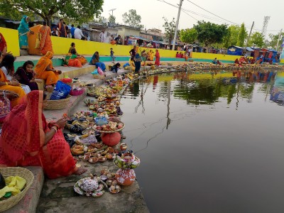 वरुण सरोवरमा चैती छठ मनाउँदै