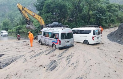  लेदोसहित आएको पहिरोले अवरुद्ध बिपी राजमार्ग एकतर्फी सञ्चालन