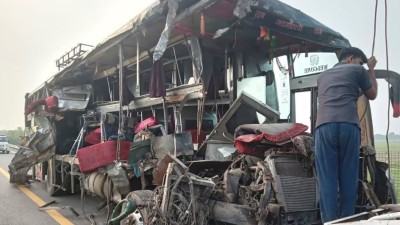 भारतमा यात्रु बहाक बस र दुध ट्याङ्कर ठोक्किँदा १८ जनाको मृत्यु