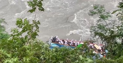 आँबुखैरेनीनजिकै मर्स्याङ्दी नदीमा यात्रुवाहक बस खस्यो