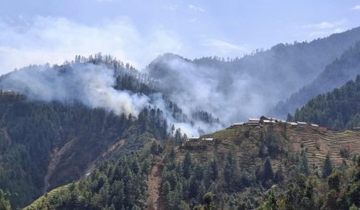 काभ्रेको गोरखनाथ वनमा लागेको डढेलो नियन्त्रण बाहिर