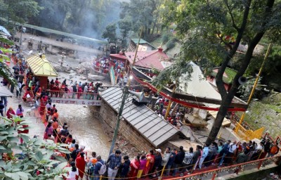 नवरात्रको छैठौँ दिन दक्षिणकाली मन्दिरमा लामवद्ध भक्तजन