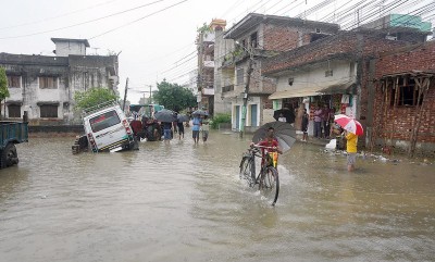 वर्षासँगै देशका विभिन्न ठाउँमा सडक अवरुद्ध, तराईमा डुबान