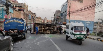 ललितपुरको इमाडोलमा बीच सडकमै बस पल्टियो, १८ जना घाइते